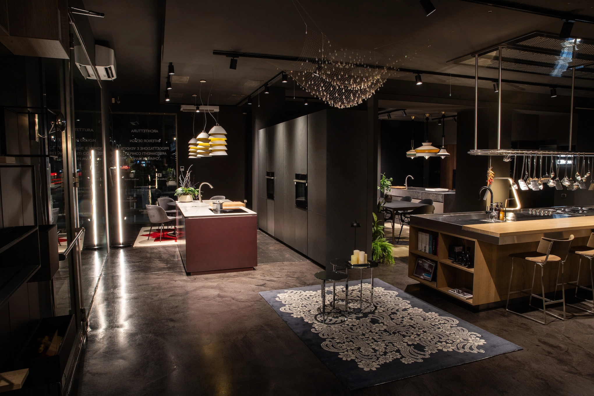Fotografia dello Show Room Fontana Cucine e Design. La modernità e i toni scuri dell'arredamento rendono l'ambiente estremamente elegante.